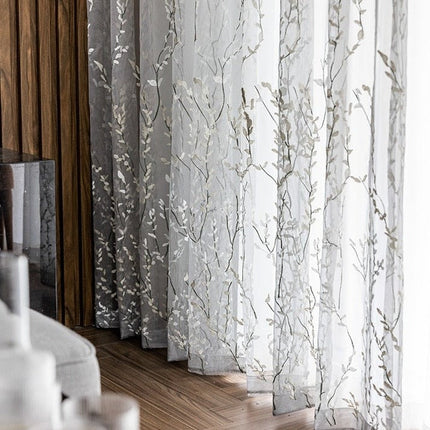 Gardine bestickt mit Zweigen Muster