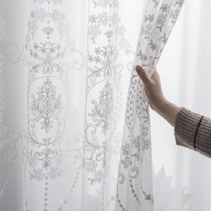 Gardine mit barocker Ornament-Stickerei