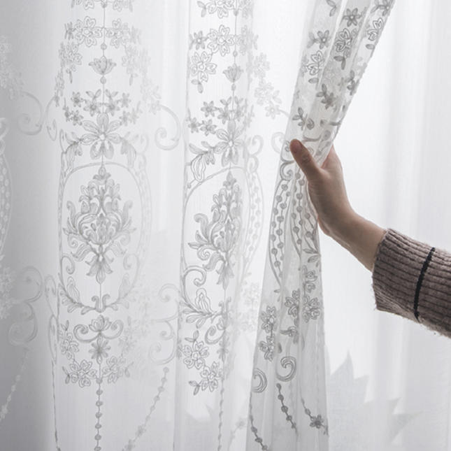 Gardine mit barocker Ornament-Stickerei
