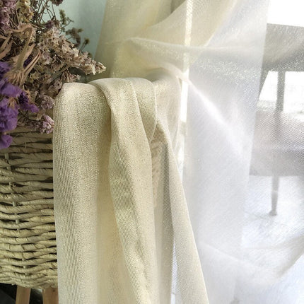 Schimmernde Gardine mit feinem Glitzereffekt