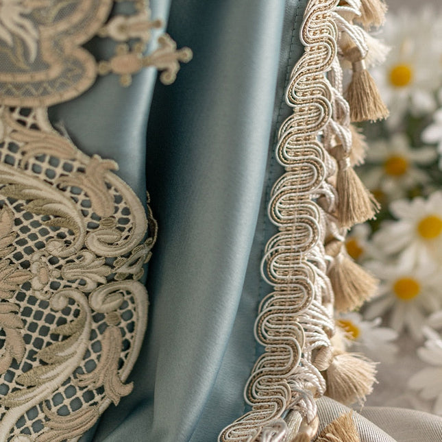 Eleganter Verdunkelungsvorhang mit dekorativer Bordüre
