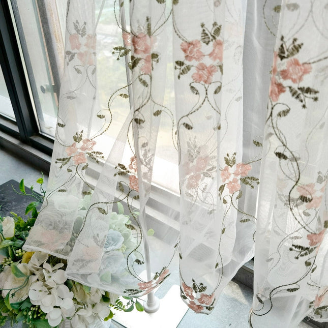 Scheibengardine im Landhausstil mit Blumen