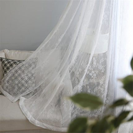 Romantischer Spitzenvorhang mit floralem Design