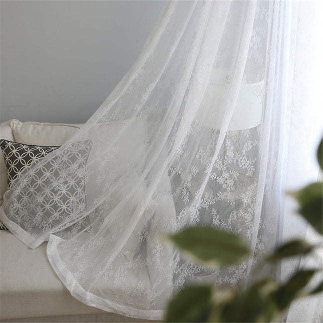 Romantischer Spitzenvorhang mit floralem Design