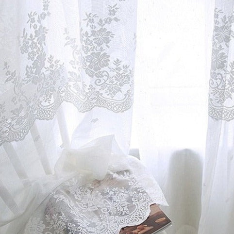 Spitzengardine mit romantischem Blumenmuster