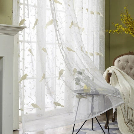 Gardine mit gestickten Vögeln auf Ästen