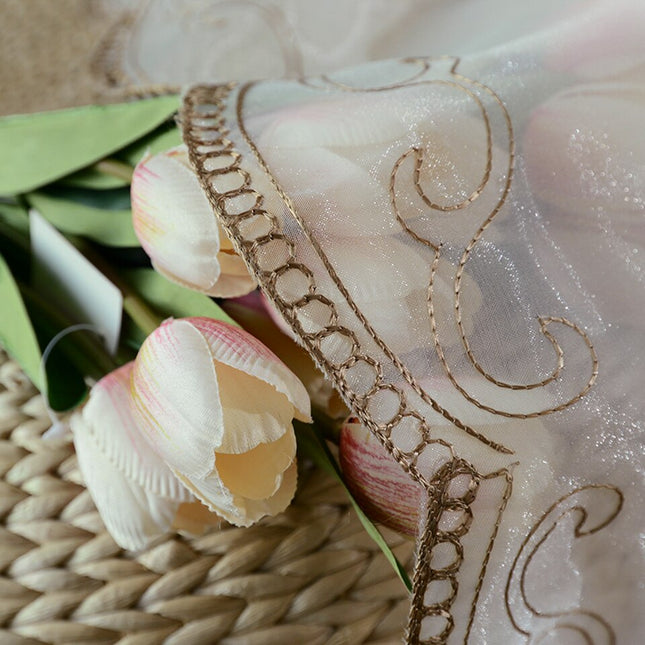 Elegante Raffgardine mit barocker Stickerei