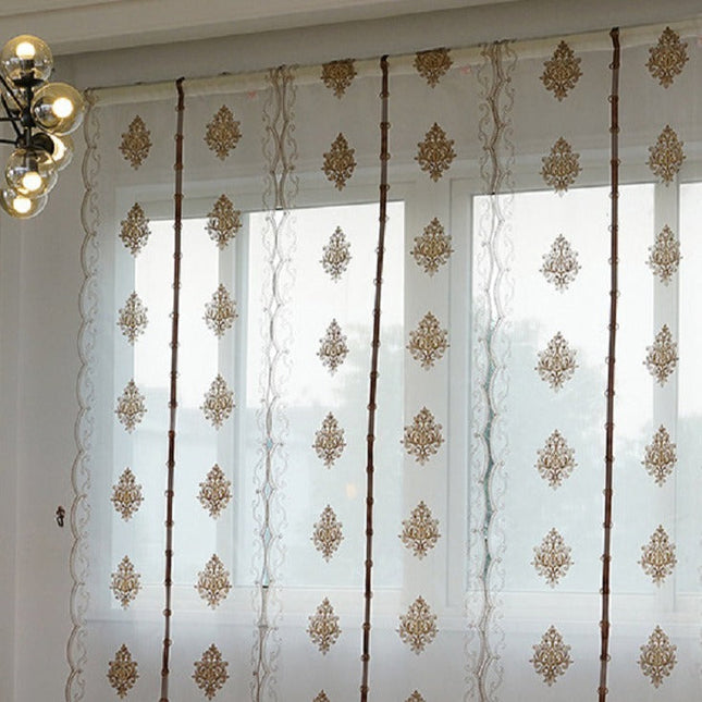 Elegante Raffgardine mit barocker Stickerei