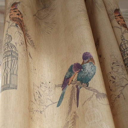 Dekorativer Vorhang mit lila Vogelmotiv