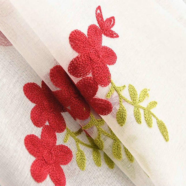 Voile Gardine mit feiner Blumenstickerei