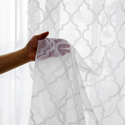 Gardine mit marokkanischem Gittermuster