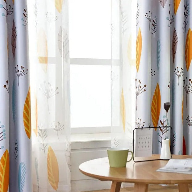 Gelbe Gardine mit herbstlichem Blattmuster