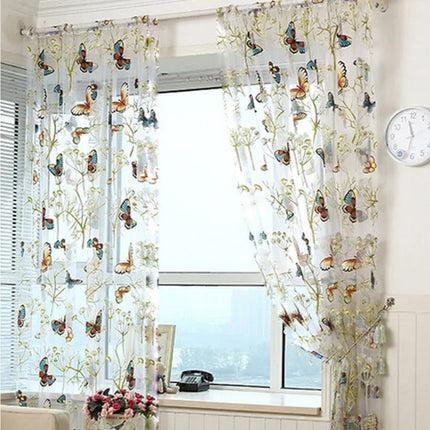 Gardine mit bunten Schmetterlingen bestickt