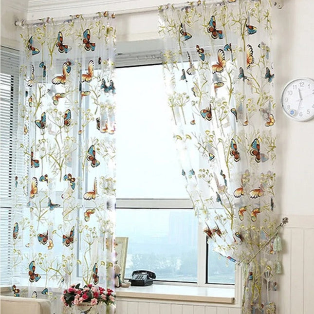 Gardine mit bunten Schmetterlingen bestickt