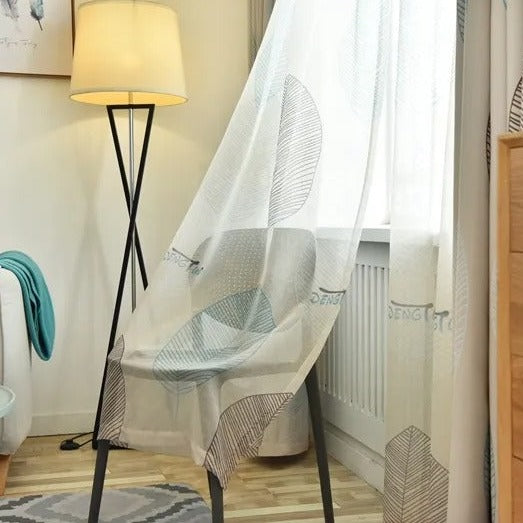Transparente Gardine mit dezentem Blattmuster
