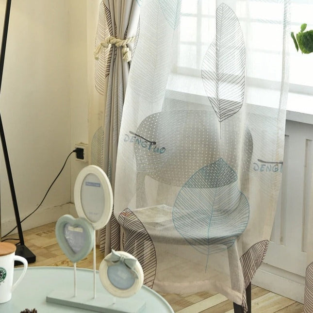 Transparente Gardine mit dezentem Blattmuster