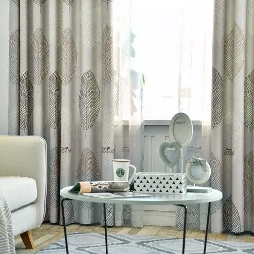 Transparente Gardine mit dezentem Blattmuster