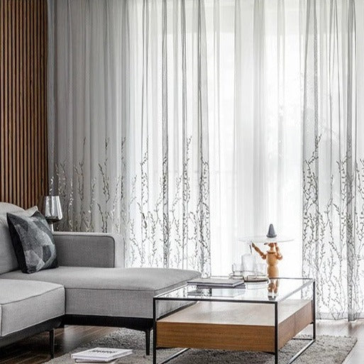 Gardine bestickt mit Zweigen Muster