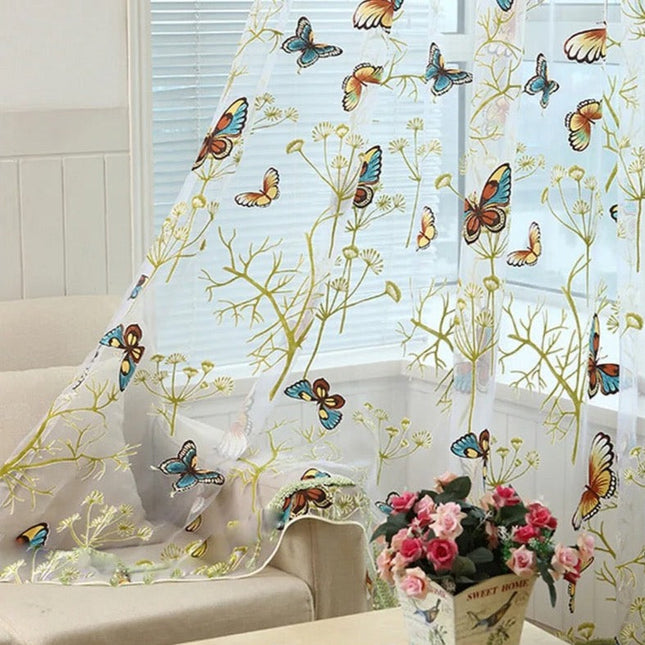 Gardine mit bunten Schmetterlingen bestickt