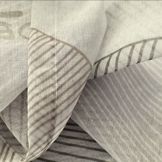 Transparente Gardine mit dezentem Blattmuster