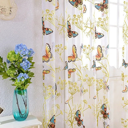 Gardine mit bunten Schmetterlingen bestickt