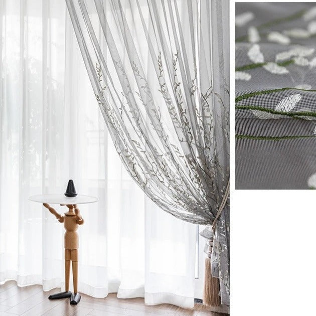 Gardine bestickt mit Zweigen Muster