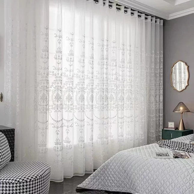 Klassische Gardine mit eleganter Barock-Stickerei