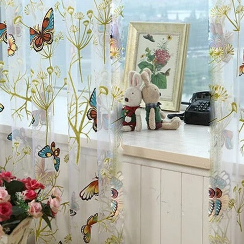 Gardine mit bunten Schmetterlingen bestickt