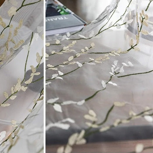 Gardine bestickt mit Zweigen Muster