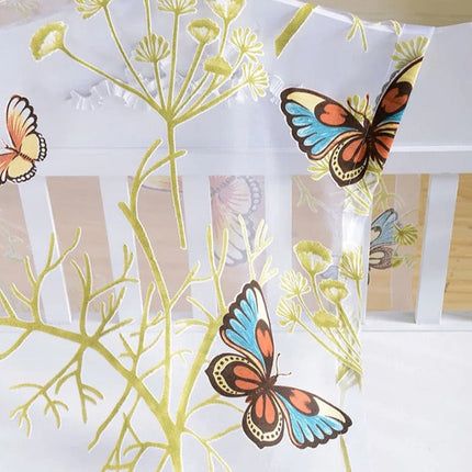 Gardine mit bunten Schmetterlingen bestickt