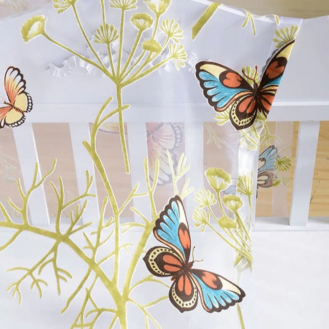 Gardine mit bunten Schmetterlingen bestickt