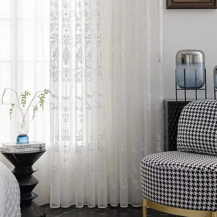 Klassische Gardine mit eleganter Barock-Stickerei