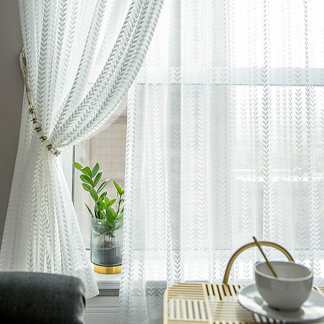 Weiße Gardine mit Fischgrätmuster