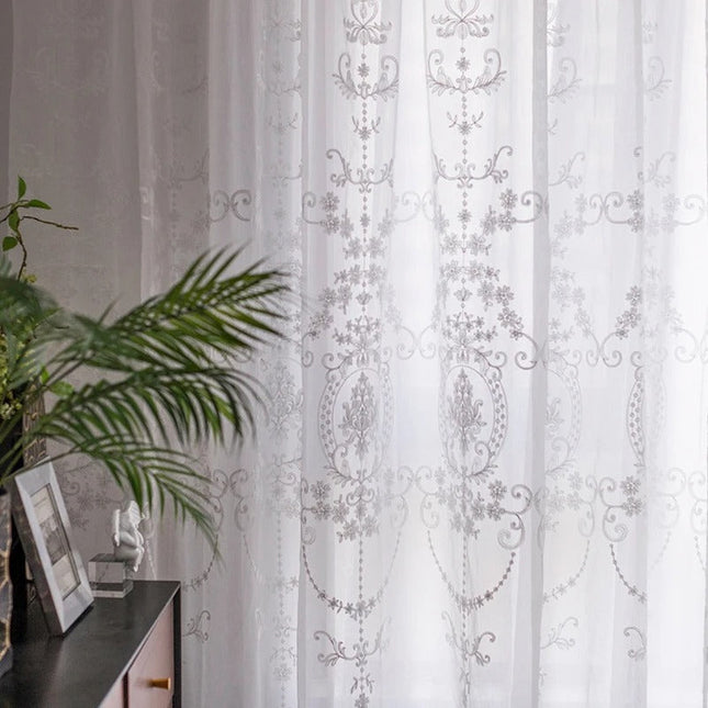 Klassische Gardine mit eleganter Barock-Stickerei