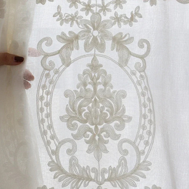 Klassische Gardine mit eleganter Barock-Stickerei