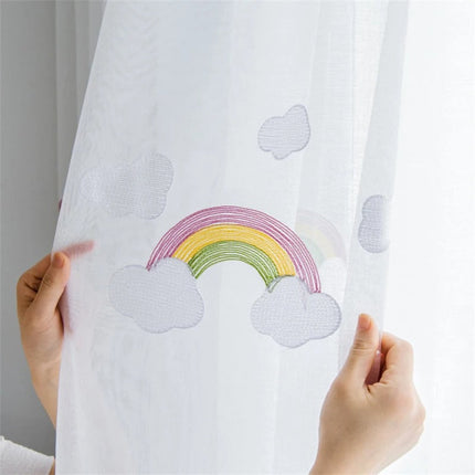 Bestickte Kindergardine mit Regenbogen-Motiv
