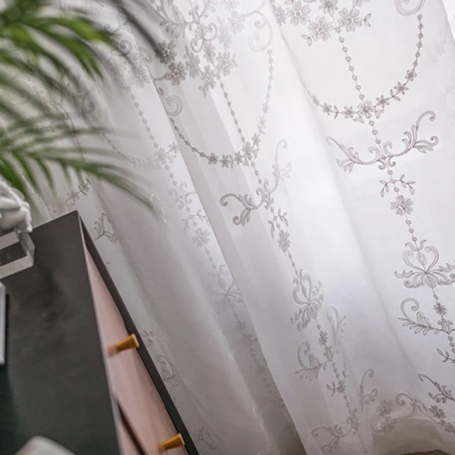 Klassische Gardine mit eleganter Barock-Stickerei