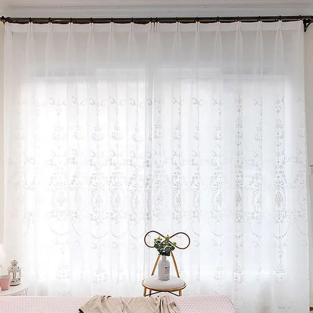 Klassische Gardine mit eleganter Barock-Stickerei