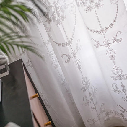 Klassische Gardine mit eleganter Barock-Stickerei