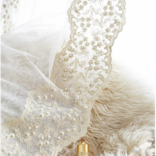 Romantische Gardine mit Perlenstickerei