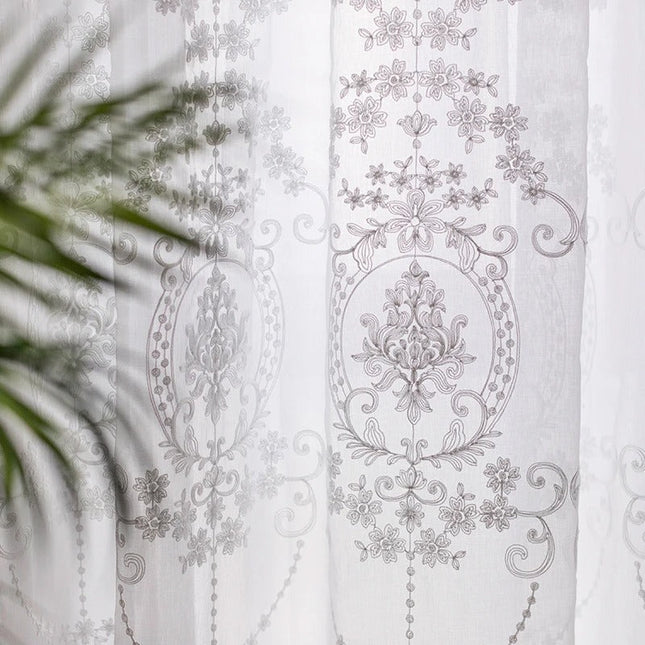 Klassische Gardine mit eleganter Barock-Stickerei