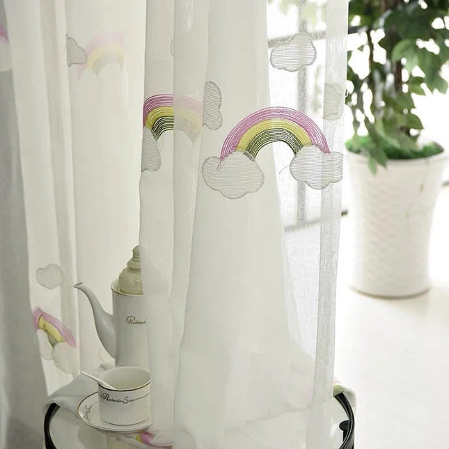 Bestickte Kindergardine mit Regenbogen-Motiv