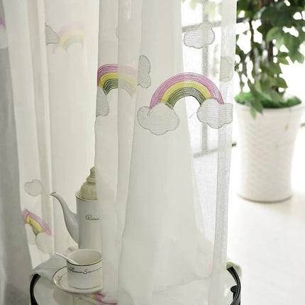 Bestickte Kindergardine mit Regenbogen-Motiv
