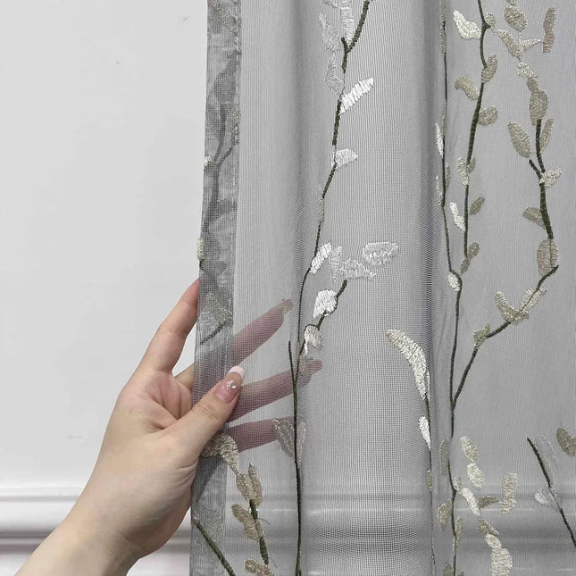 Gardine bestickt mit Zweigen Muster