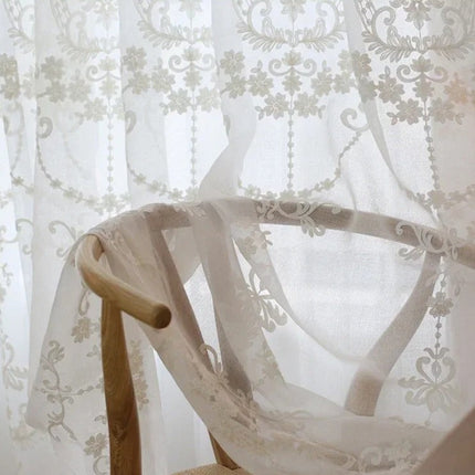 Klassische Gardine mit eleganter Barock-Stickerei
