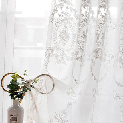 Klassische Gardine mit eleganter Barock-Stickerei