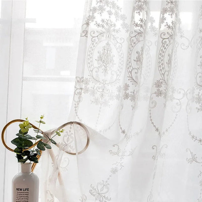 Klassische Gardine mit eleganter Barock-Stickerei