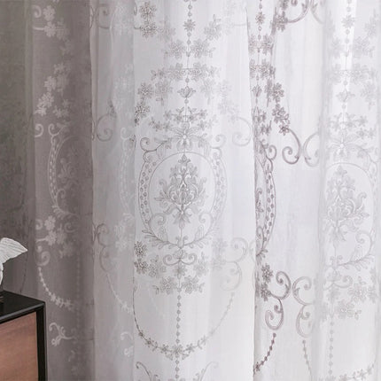 Klassische Gardine mit eleganter Barock-Stickerei
