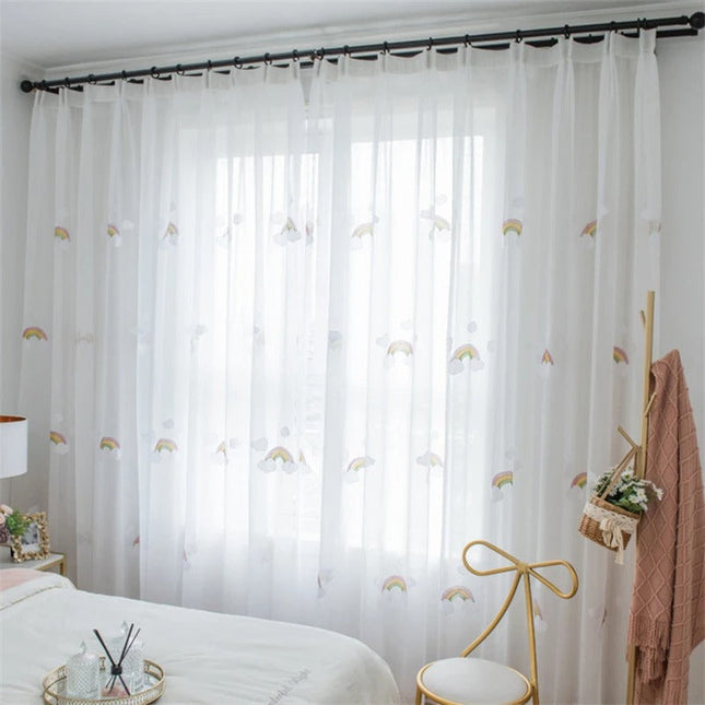 Bestickte Kindergardine mit Regenbogen-Motiv