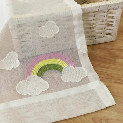 Bestickte Kindergardine mit Regenbogen-Motiv